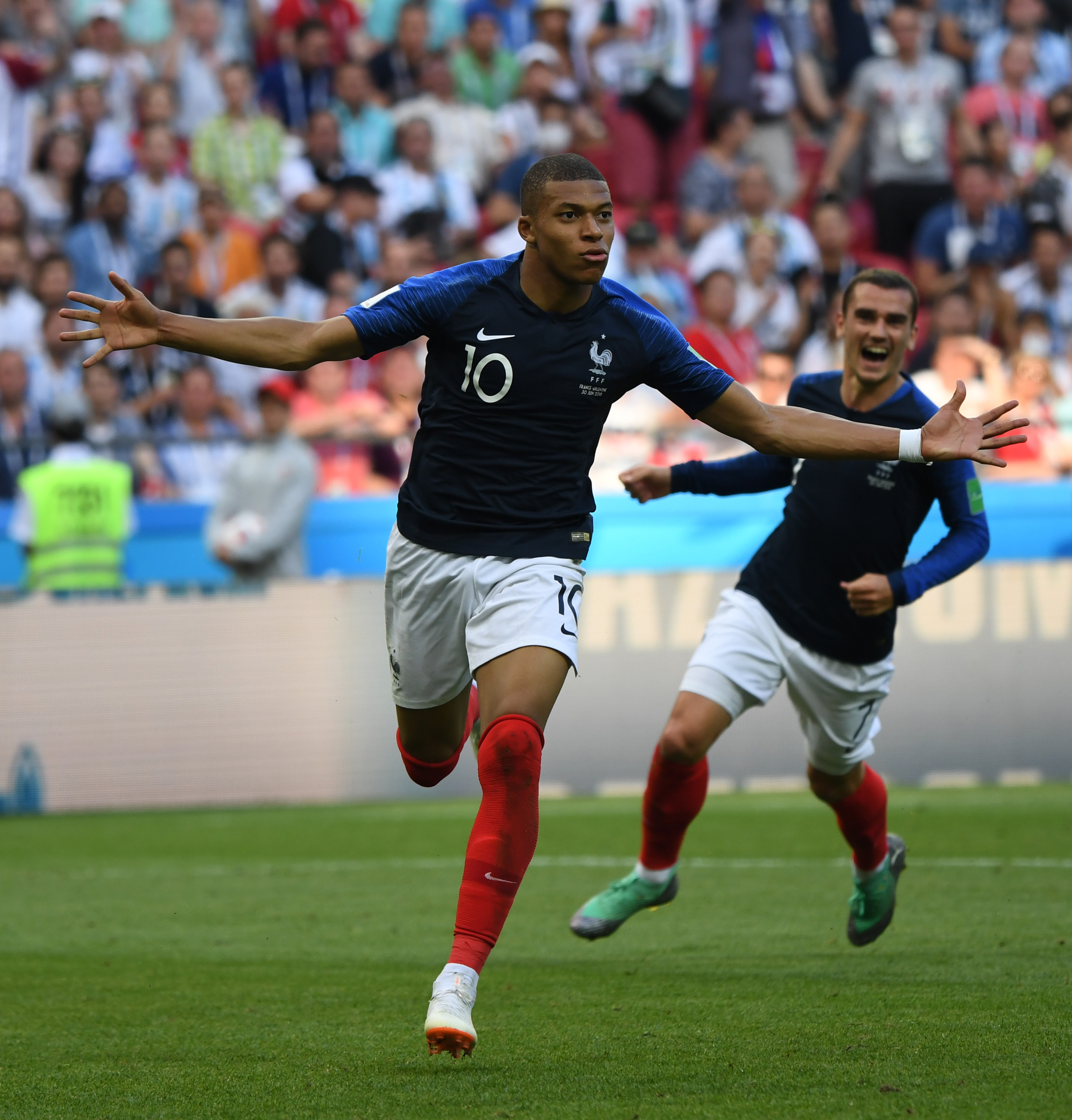 官方：费迪南德将担任世界杯抽签仪式主持人，布雷迪、奥尼尔等参加