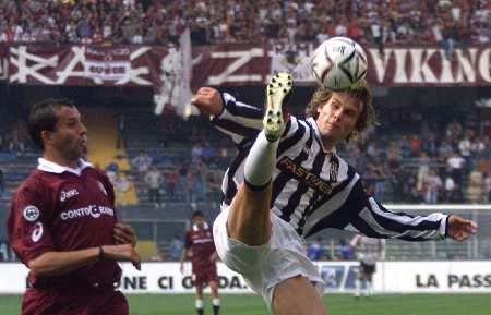 足球世界杯官方球票再次被抢空，黄牛疯狂加价（足球世界杯官方门票再度售罄，黄牛加价飙升）