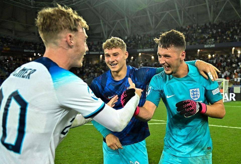 镜报：英超俱乐部密切关注维尼修斯，曼联利物浦都曾对他有意（镜报：英超多队盯上维尼修斯，曼联与利物浦曾表达兴趣）