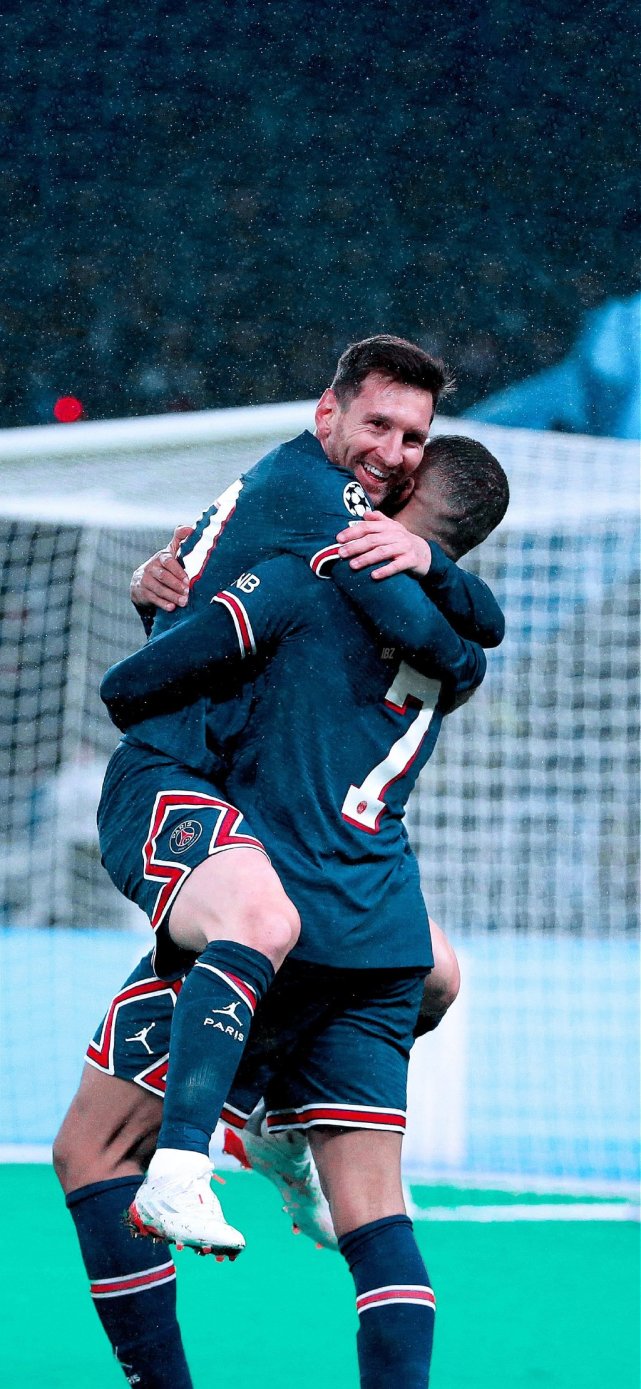 足球巴萨后防大将伤缺四周，主帅表情凝重（巴萨后防核心伤停四周，主帅神情严峻）